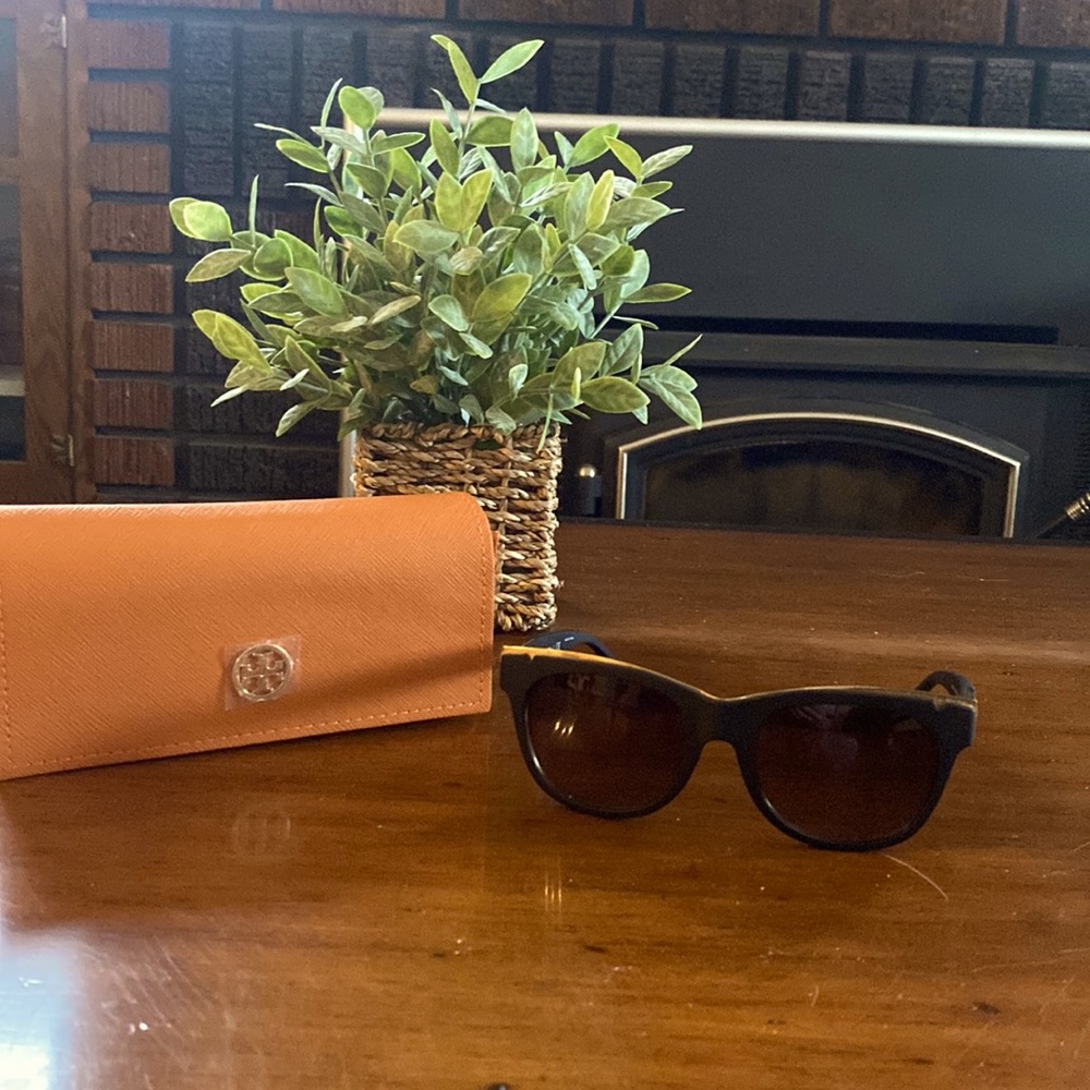 Tory Burch TY9043 cat eye sunglasses with gold metal detail. 53mm